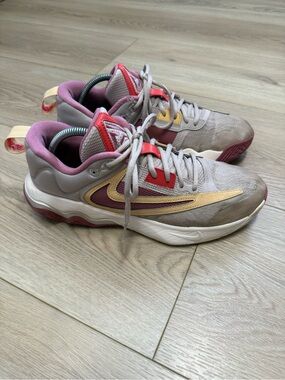 Nike Giannis Immortality 3 Fossil Stone Celestial Gold Size 9.5 Shoes DZ7533-200